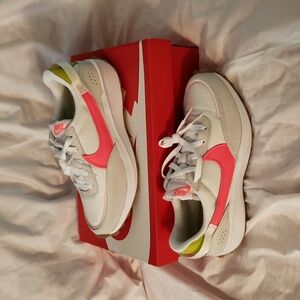 NIB Nike waffle debut women sz9